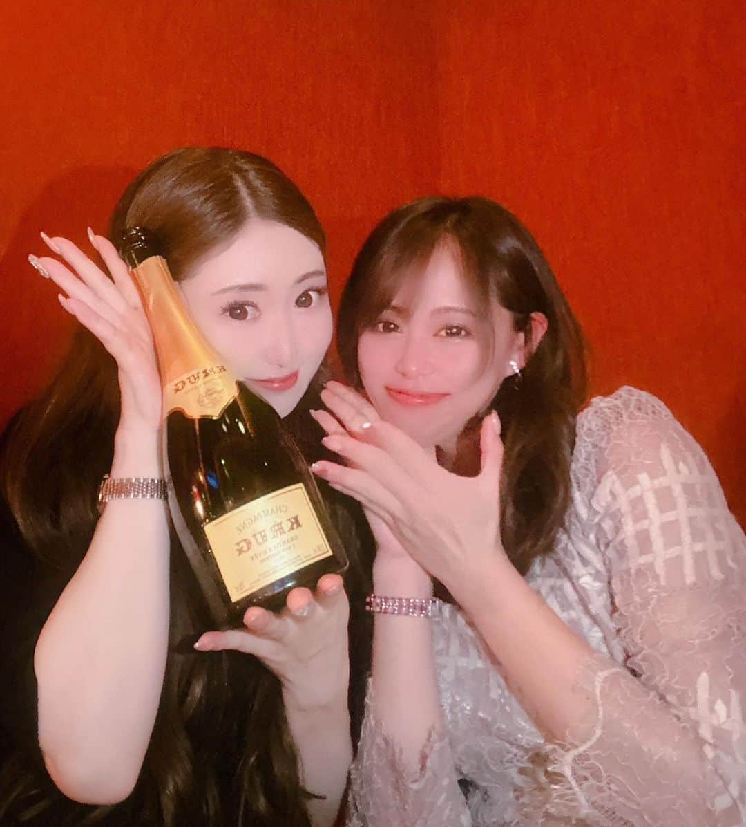 成瀬りおのインスタグラム：「5月ですけど、、、 お誕生日お祝いしてくださった方々ありがとう🥂 きっと載してもいいだろうってお友達だけ☺️💓 お客さん、お友達いつもありがとうございます🫡🩵🩵 32歳まだまだがんばります笑 . #お誕生日 #おもひで #ありがとう」