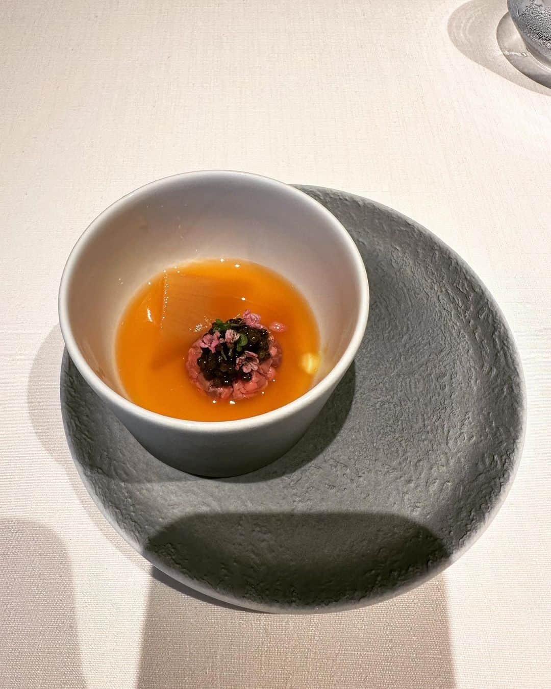 Gabrielaさんのインスタグラム写真 - (GabrielaInstagram)「casa Seve Marchesi Tokyo 美味しかった❤︎ リゾットはもはやアートでした！ サービスもお食事も完璧で、特に最後のフォアグラとトリュフのアイスクリームが感動的でした🥹 また行きたいお店です❤︎ . If you’re looking for a good Italian restaurant in Tokyo, I really recommend casa Seve Marchesi in Omotesando ❤︎ The food is amazing and great service makes everything more special 🎶 . Para quem está em Tokyo e está à procura de um ótimo restaurante italiano, eu indico esse casa Seve Marchesi em Omotesando! Delicioso e ótimo serviço ❤︎ . . #casamarchesitokyo #italian #comidaitaliana #イタリアン　#表参道グルメ」7月6日 12時56分 - rkgabriela