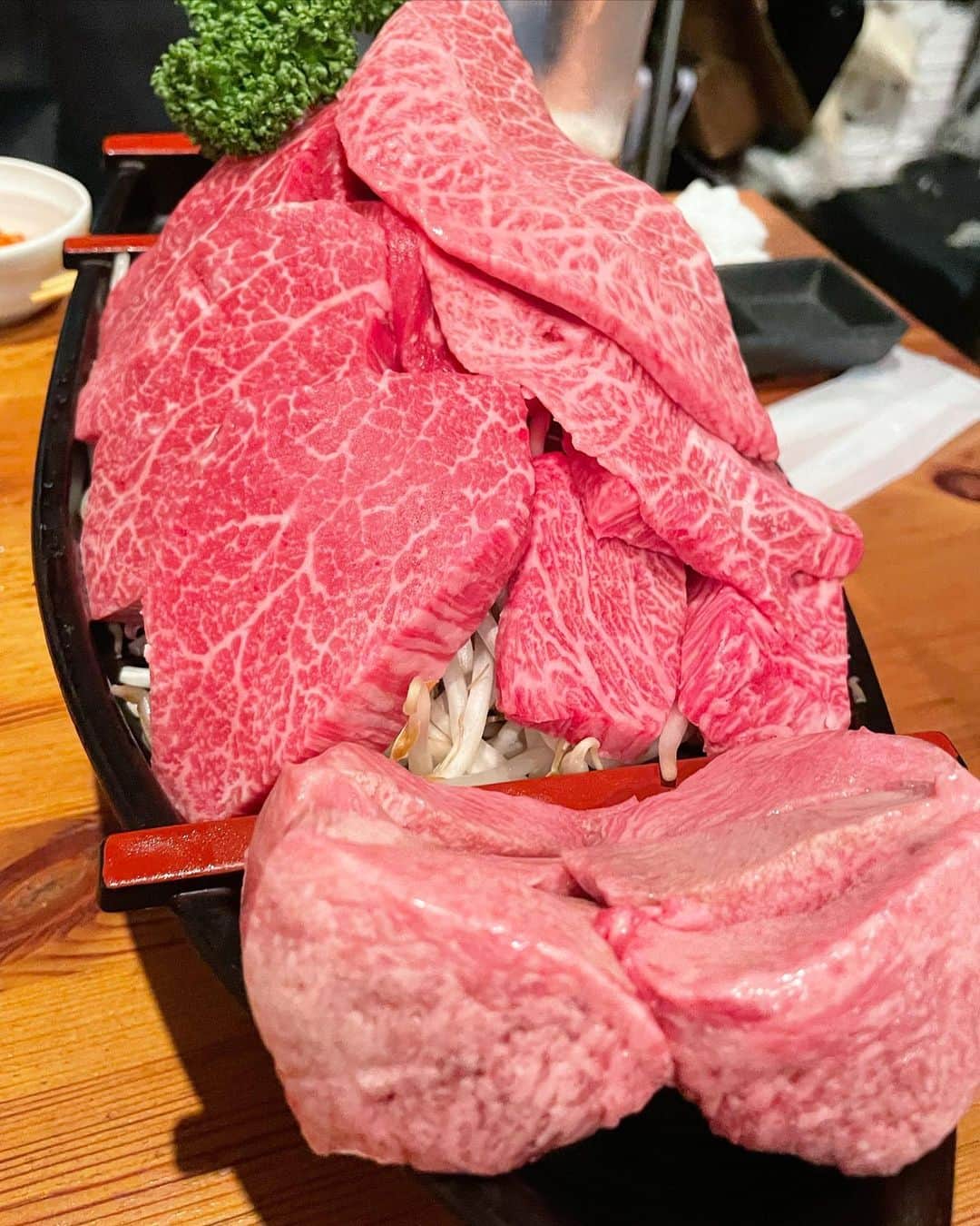 乾雅人のインスタグラム：「ミキスケ@小伝馬町 そもそも小伝馬町に来たことがない。 局のエライ人達との会食、そもそも言い出しっぺの某(塩沢航)先生はドタキャンしやがった。 ココんちには読売巨人軍の原監督が絶賛した「巨人軍コース」という肉の舟盛りがある。 その他にも「コース」があるということで巨人軍超えの舟盛りが登場。 肉質に絶対の自信を漲らせるご主人が焼いてくれるので我々はただ食べて呑んで盛り上がるのみ。 こういう楽しい店があるんだなぁ…ありがとうございました！」