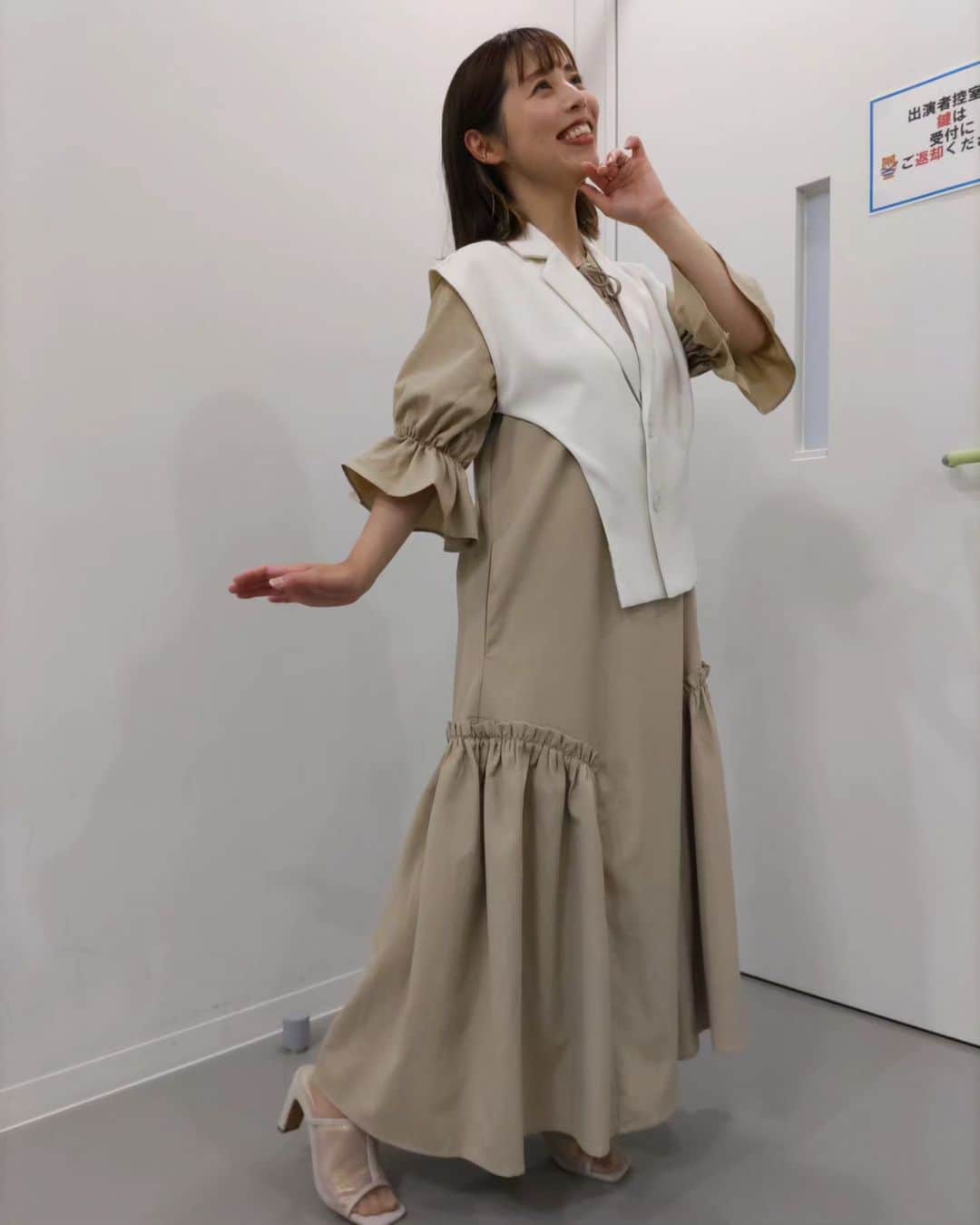 和泉杏のインスタグラム：「「一体どこを見れば良いのかしら…🤔」 その悩みを一気に解決したのがコチラ♡🤗  （後半の写真は迷いのある状態w）  そうか！！😲 私はモデル体型でもなけりゃーそもそもモデルでもない🙄  じゃあ自分が楽しいポーズをすればええがな🥳  たどり着きました🏝️🤫  これが私です🤗  今まですみませんでした🤣🤣🤣笑  日本テレビ『女神のマルシェ』 毎週金曜午前10時25分～10時55分の30分間  7/7、7/14、7/21 ３週連続出演予定です♪  関東地区（東京都・埼玉県・千葉県・神奈川県・群馬県・栃木県・茨城県）で放送しています♪  見てねー♪♪♪  #女神のマルシェ #私はモデル #私は女優 #あちゃうちゃう #私はアレです #陽気な女です」