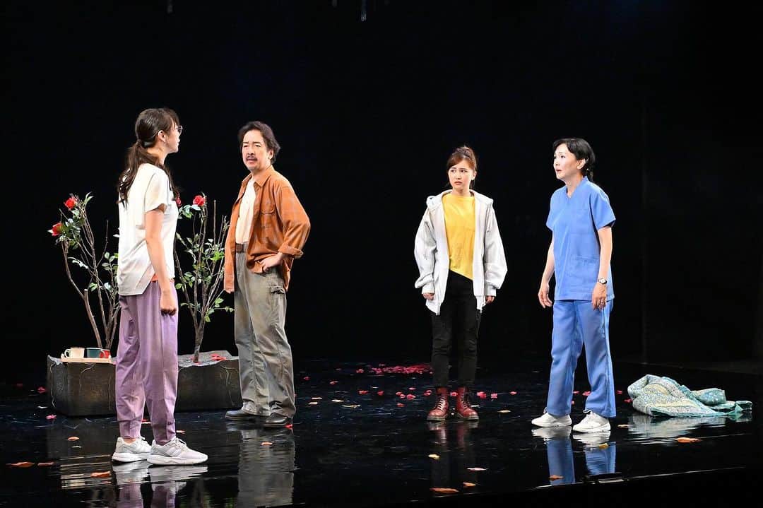 南果歩さんのインスタグラム写真 - (南果歩Instagram)「#これだけはわかってる 何年やっていても公演が始まる前は心臓が飛び出そうに緊張します💦 それでも今日も舞台に立ちます‼️ 戯曲の力を信じて😊 是非プライス家に会いに来てください😊😊😊 劇場でお待ちしています‼️ 7月9日まで‼️  https://ameblo.jp/kaho-minami0120/entry-12810206513.html  #東京芸術劇場シアターウエスト #舞台 #舞台好きな人と繋がりたい #演劇 #演劇好きな人と繋がりたい #栗原英雄 さん #山下リオ さん #市川知宏 さん #入江甚儀 さん #山口まゆ さん #南果歩 #kahominami #미나미카호 #japaneseactor」7月6日 13時03分 - kaho_minami