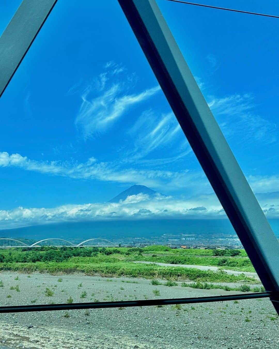 ミラクルひかるさんのインスタグラム写真 - (ミラクルひかるInstagram)「イマ富士🗻✨なんか凄いいい感じ 雲が低いのもあってかなー」7月6日 13時05分 - miracle_hikaru_official