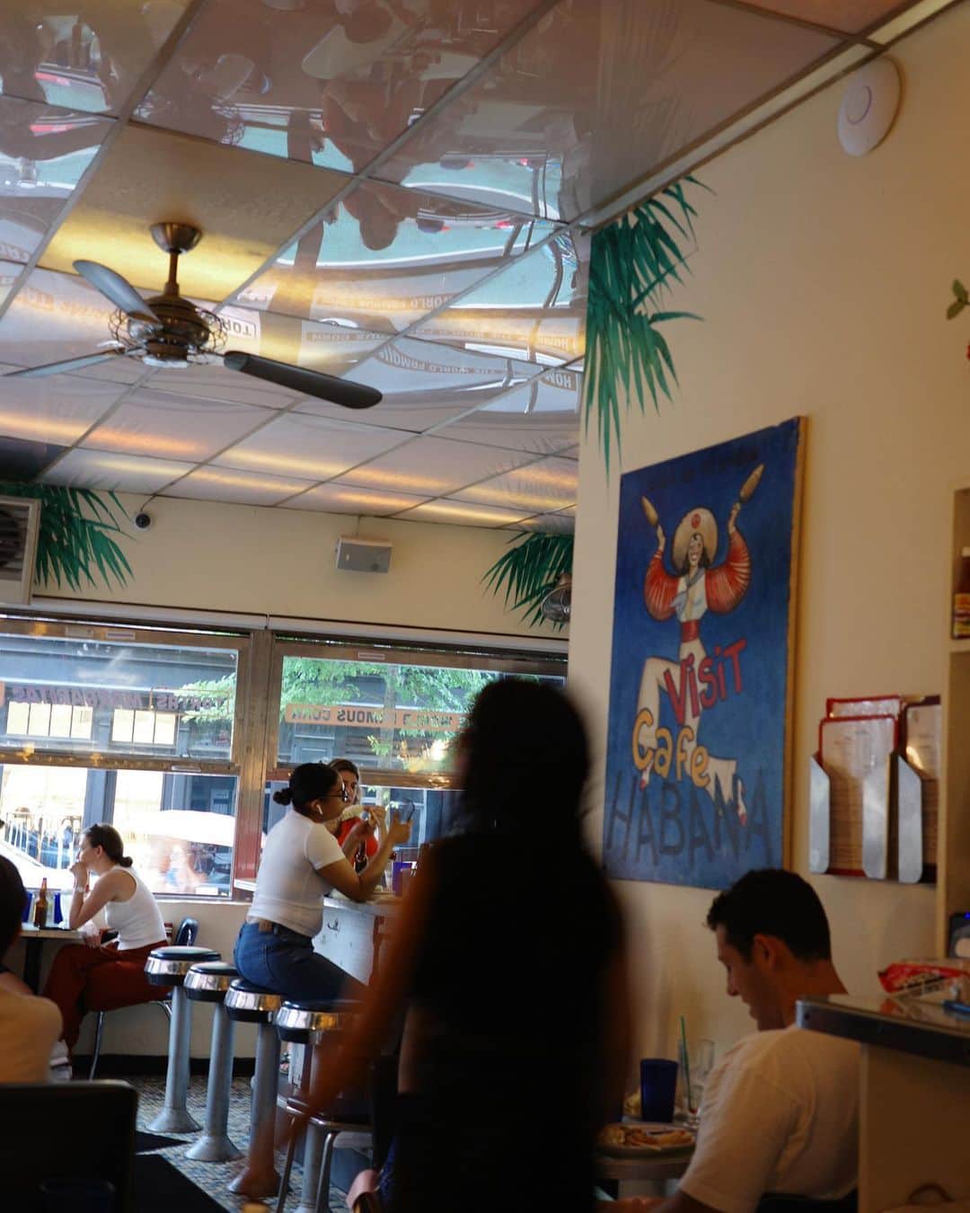 長尾悦美さんのインスタグラム写真 - (長尾悦美Instagram)「久しぶりの大好き Cafe HABANA🌽🇨🇺  お店の雰囲気含めて好き。  またCubaもいつか行きたいなぁ。 （実際はHABANAではこんなご馳走見当たらなかったケド😂）  #nyc  #cafehabana」7月6日 13時12分 - yoshiminagao