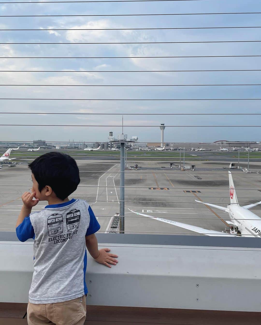 松田青子さんのインスタグラム写真 - (松田青子Instagram)「75歳(私の母)と4歳と一緒に朝8時台発の飛行機に乗ることを想像したら不安しかなくて気が遠くなり、不安から解放されたい一心で空港に前泊したんですけど(しかもターミナル3だったからターミナル3にあるホテル…)、空港に泊まるのすごく楽しかった。子どもの人が寝た後に、展望デッキで一人で1時間くらい飛行機見たり、本読んだりして過ごしたのが、最高だった。飛行機乗らない時でもまた泊まってみたい。」7月6日 13時16分 - matsudaoko
