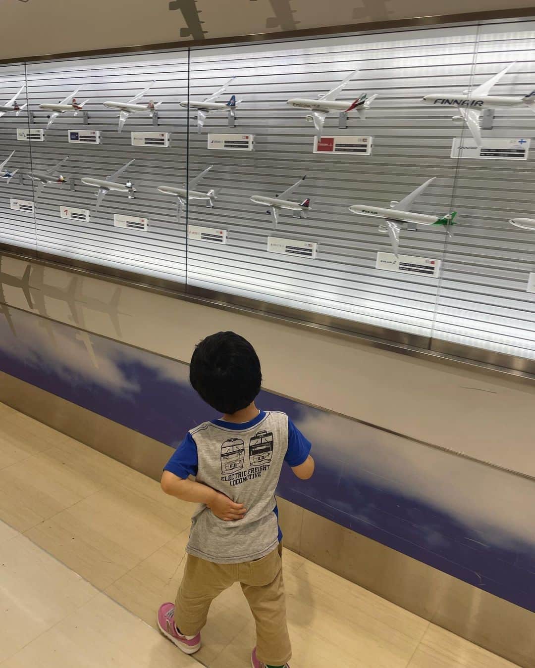松田青子さんのインスタグラム写真 - (松田青子Instagram)「75歳(私の母)と4歳と一緒に朝8時台発の飛行機に乗ることを想像したら不安しかなくて気が遠くなり、不安から解放されたい一心で空港に前泊したんですけど(しかもターミナル3だったからターミナル3にあるホテル…)、空港に泊まるのすごく楽しかった。子どもの人が寝た後に、展望デッキで一人で1時間くらい飛行機見たり、本読んだりして過ごしたのが、最高だった。飛行機乗らない時でもまた泊まってみたい。」7月6日 13時16分 - matsudaoko