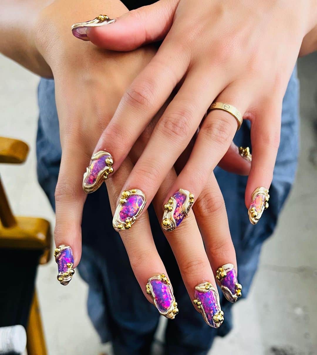 Britney TOKYOのインスタグラム：「peek of purple with the dripping gold✨for @torikelly   Use: @pregelusa magic powder gold  It's the most fine-grained and beautifully colored powder I've ever used.」