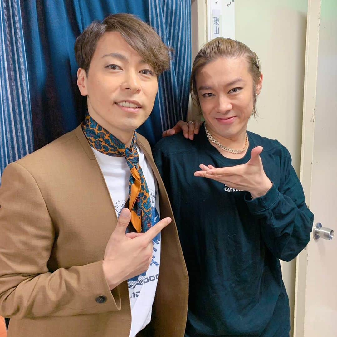 東山義久さんのインスタグラム写真 - (東山義久Instagram)「DIAMOND☆DOGS 20周年記念公演 「ル•ポン•ド・レスポワール」 有難うございました！  DIAMOND☆DOGS20周年の 軌跡を追う公演にと思いながら今作品を創りました。  作るといっても、 いかんせん膨大な曲数に唖然とし難航しながらもその最大公約数をとって今回の構成に致しました。  まだまだ若いつもりだからそんなやってる気はしなかったいけど  20年って、改めて凄いな！と。  楽しんで頂けましたか？  これまでずっと 最大限のご尽力をくださったスタッフ、バンド 博品館劇場の皆様  そしていつも温かい声援を送って下さる ファンの皆様、観客の皆様に 心から感謝申し上げます 本当にありがとうございました！！  思えば、この20年「未完成」という名の旗揚げ公演以降 本当に色々な事を経験いたしました。　  「LET'S GO FOR IT」の合言葉の元、 決めた道が正解かどうかで逡巡するのではなく 絶対それを正解にしてやる 自分の可能性を隅々まで探ってやろう！ と立ち止まる暇もなく突っ走ってきました。  DIAMOND☆DOGSの20年は探求と創造 挑戦と意地と覚悟の連続だった様に思います。  自分自身、 この20年間DIAMOND☆DOGSと共に歩み、自分の舞台人としての基礎はここで全て学びました。  DIAMOND☆DOGSを初めて数年経った時、 父から言われた、どんな事があっても10年やりきれと 「十年一剣を磨く」という言葉のもと 信念を貫いてやり遂げた。  あの10周年からまた10年経った今 2本剣ができました✨  DIAMOND☆DOGSはこの20周年をもって、 リフレッシュ期間を取らせて頂くこととなりました。  メンバー個々が 自分にとって舞台とは？ 自分にとってのDIAMOND☆DOGSとは？ を様々な場で研鑽を積み経験していく中で 自ずと次のDIAMOND☆DOGSが見えてくると 確信しています。  まだまだ未完成なDIAMOND☆DOGSは夢の途中です。  次のDIAMOND☆DOGSの ルポンドレスポワール、 「希望への架け橋」となる 意義のある今日よりの一年一年を メンバーそれぞれが挑戦してほしい  このメンバーは僕の誇りであり、 希望です。  最後に、 20年間一緒に闘い抜いてくれたプロデューサー栫ヒロ氏  DIAMOND☆DOGSに 「LET'S GO FOR IT」の魂を与えてくださった演出家の今井雅之さん　  そしてソウルメイト、森新吾に 心からの感謝を申し上げます。  本当にありがとうございました！  #DIAMOND✩DOGS #るぽん  #東山義久」7月6日 13時21分 - yoshihisa_higashiyama