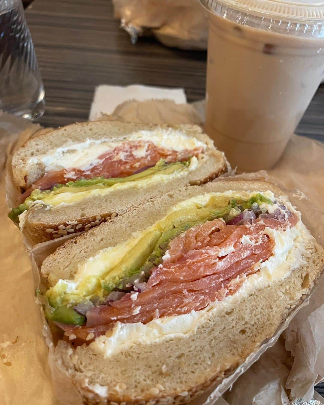 指出瑞貴さんのインスタグラム写真 - (指出瑞貴Instagram)「🗽🥯🚊⚜️ #bestbagelceffee #grandcentralterminal  My sister recommend bagel store! Nice 👍🏼  Wonderful place at station.  妹おすすめのベーグル屋さんに、 憧れの #グランドセントラル駅 🩷 #gossipgirl #xoxo ❤️💋」7月6日 13時26分 - sashidemizuki