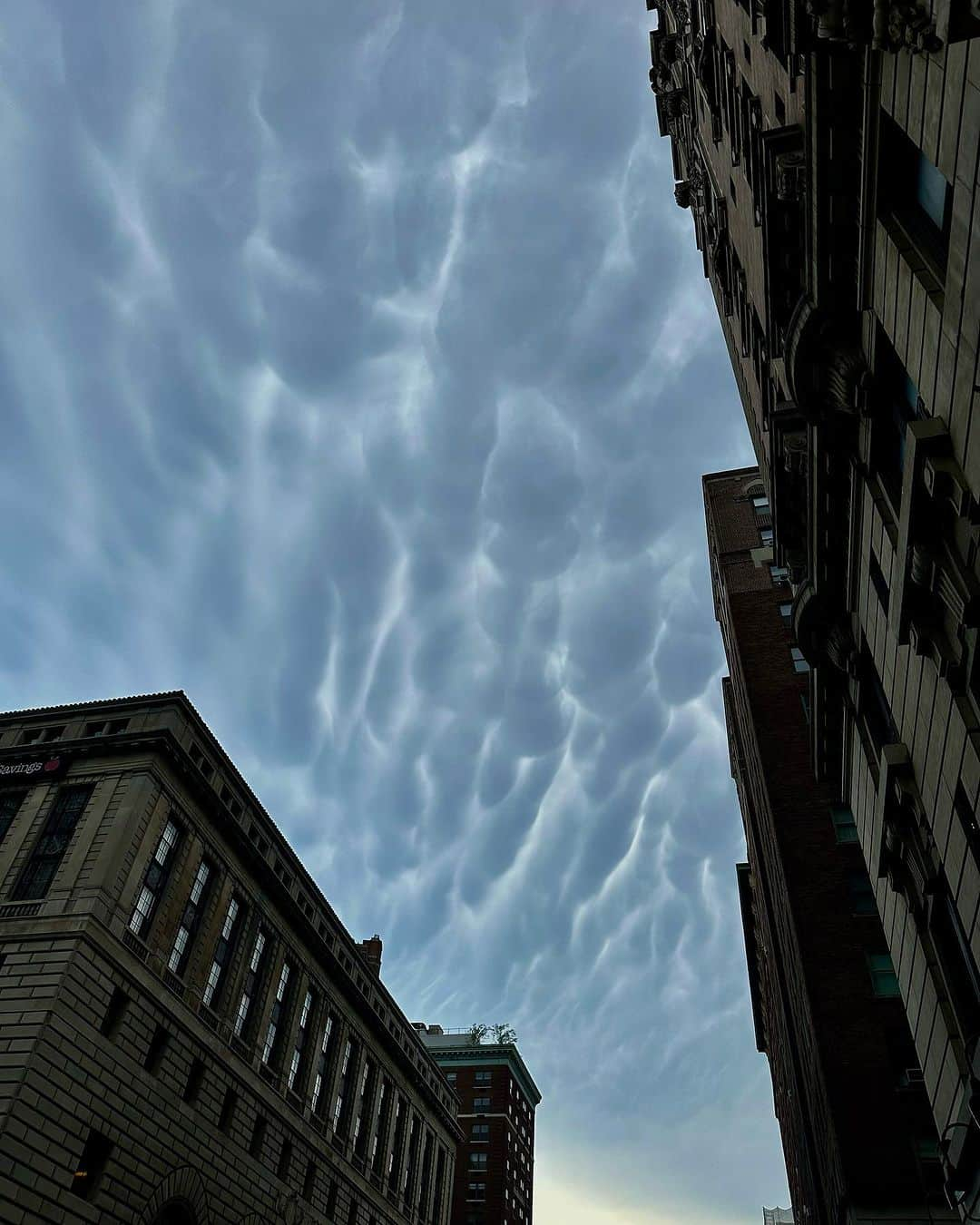 JULIEN D'YSのインスタグラム：「4 of july #newyork Sky #clouds ☁️☁️☁️☁️☁️☁️☁️☁️☁️☁️☁️⛈️ 2023 ⚡️🤍#amsterdamavenue #uperwestside」