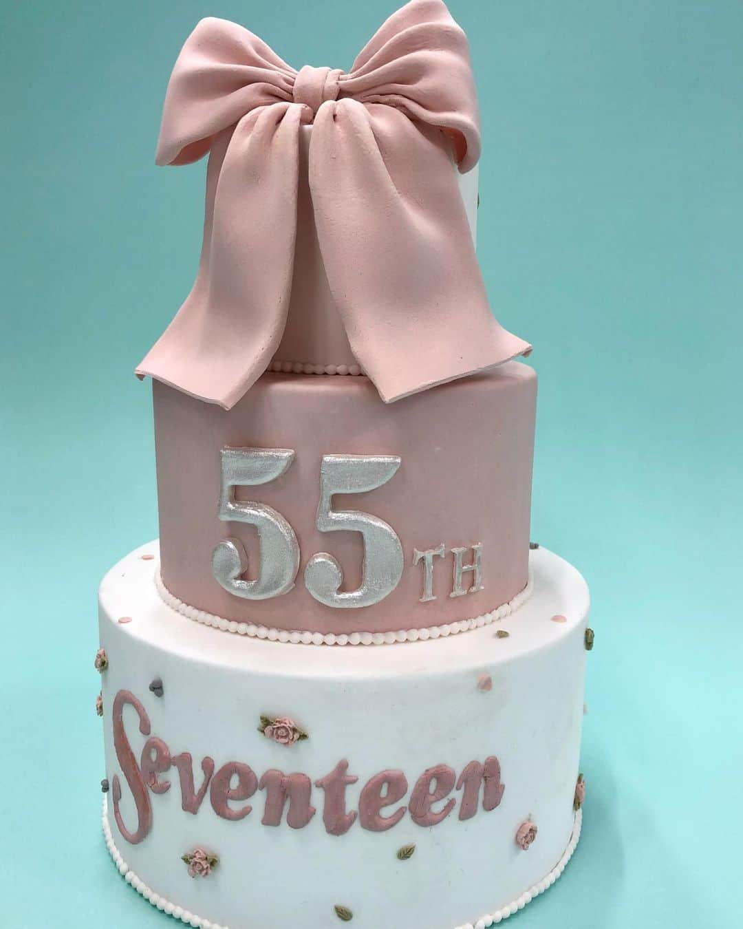 Seventeenさんのインスタグラム写真 - (SeventeenInstagram)「このかわいすぎるケーキは…⁉︎😳🎂🎀  なんと #入江美沙希 ちゃんが粘土で作った本物のケーキのようなアートクラフトを編集部宛にサプライズで贈ってくれました🎁💕 クオリティが高すぎる👏🏻  Seventeenが55周年を迎えるので、お祝いの気持ちとして とっても素敵な贈りものをしてくれたよ😭✨ せっかくなのでみんなにもシェア📸美沙希〜ありがとう💝  P.S 大切に編集部に飾ってます💕  #セブンティーン #Seventeen #STモデル #みさき #アートクラフト」7月6日 13時33分 - seventeenjp_mag