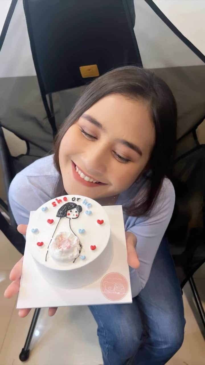 Prilly Latuconsinaのインスタグラム：「Yang hamil siapa, yang pengen gender reveal siapa 😅  Makasih yaaa udah ngikutin keinginan gue yang mau gender reveal. Bela-belain ke lokasi biar bisa intimate gender reveal.  Senangnya aku punya anak perempuan (anak lo adalah anak gue juga) 😙 Kalo ngeliat video ini terharu banget, gak nyangka kita udah sahabatan selama ini! 12 years and still counting! Sama-sama menyaksikan perjalanan hidup dari pacaran pertama kali sampai sekarang lo udah mau jadi ibu 🥹❤️ Gak sabar mau terus ngelewatin momen apapun itu bareng-bareng! Semoga kita selalu bahagia! @juliaindah__」