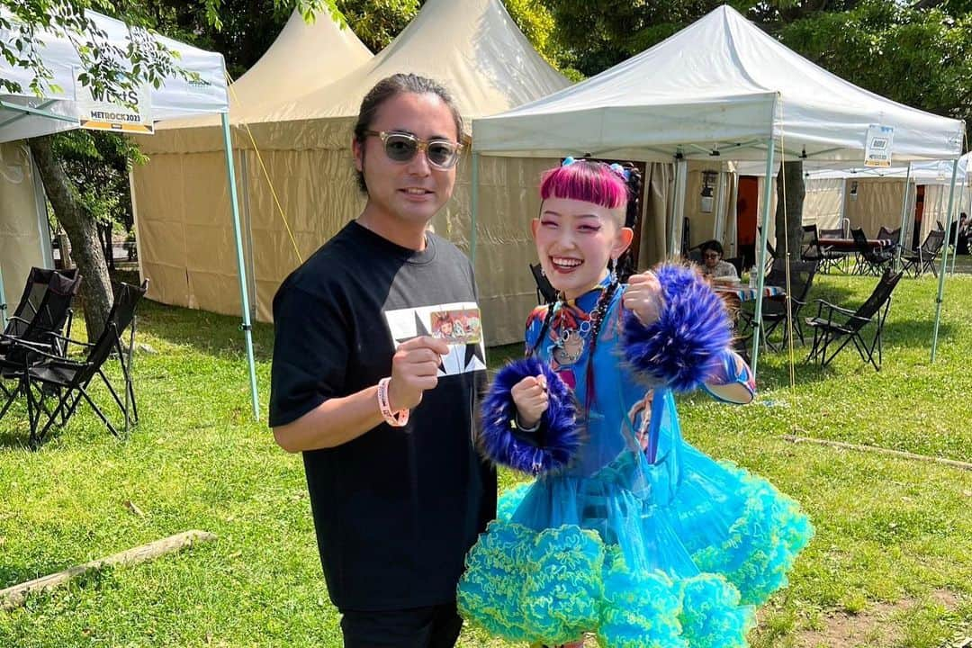 内田朝陽さんのインスタグラム写真 - (内田朝陽Instagram)「METROCK 2023 “quu” キュー フェスの想い出  孝之の周りを蝶が飛んでいた🦋  ギタリスト@gyoshi_desu_  偶然の遭遇  @quushower チームのみんな  #metrock  #fes #2023夏」7月6日 13時39分 - asahi_uchida