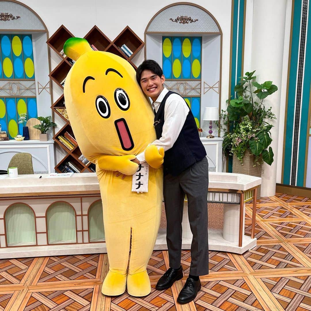 のインスタグラム：「昨日から毎週水曜日と木曜日のなないろ日和を担当させていただくことになりました！！よろしくお願いします！✨  そして、今日はなんとナナナ🍌がゲストに！！！初めて番組で共演できました！ 本番前に緊張している僕に、何度も頷きながら肩を叩いてくれました。さすが大先輩、これからもお世話になります！  そんなナナナは明日が誕生日！🎉 夜19:00からYouTubeのライブ配信を行うので、是非見てみてください！ さらに錦糸町マルイの5階イベントスペースでは、7/5〜9まで展示イベントも開催しています！！✨  さらにさらに！東京駅キャラクターストリート内の「テレ東本舗」がリニューアルオープン！！✨ 7/7の14:00〜と16:00〜は誕生日のナナナが来店します！！皆さんぜひ会いに行ってみてください！！！  嬉しいお知らせが盛り沢山の一日でした！改めまして、ナナナ先輩本当におめでとう！！🎉㊗️👏」