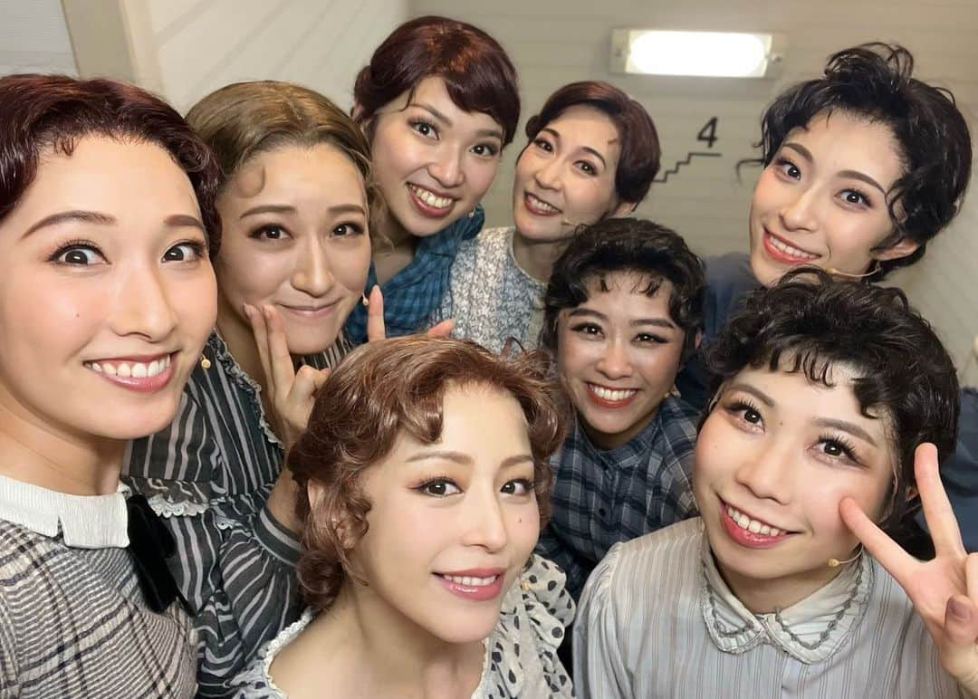 平野綾さんのインスタグラム写真 - (平野綾Instagram)「ミュージカル 『FACTORY GIRLS〜私が描く物語〜』 ⁡ ⁡ 大千穐楽を終え、みんなそれぞれ次の戦いへ。 ⁡ あと一歩で完走というタイミングでご迷惑をお掛けしてしまうことになりましたが、カンパニーの気持ちはひとつに…。 何とか最後まで公演ができたのも、 皆様の温かい応援と、作品力、カンパニー力だったと思います。 ⁡ このカンパニーで良かったなぁ。。。 ⁡ ⁡ 思い出写真、みんながたくさん撮ってくれました。 ⁡ 私がなかなか自分から写真を撮らないタイプなので笑、 色んなとこに私がいるふしぎ笑。 ⁡ 思い出たくさん載せますね。 ⁡ まずは横の思い出から笑。 ⁡ ⁡ ⁡ #factorygirls  #ファクトリーガールズ #ファクトリーガールズ2023」7月6日 13時54分 - a_ya.hirano