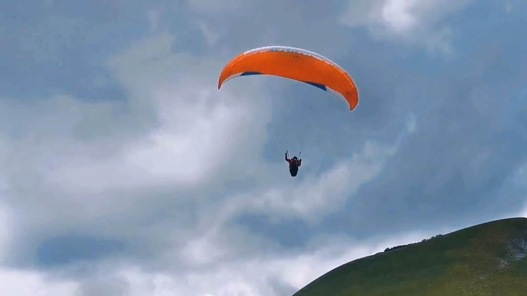 バーバラ・ザンガールのインスタグラム：「A few weeks ago in Italy #montecucco with @flugschulearlberg. #toplanden @advanceparagliders 🎥 #Manfred」