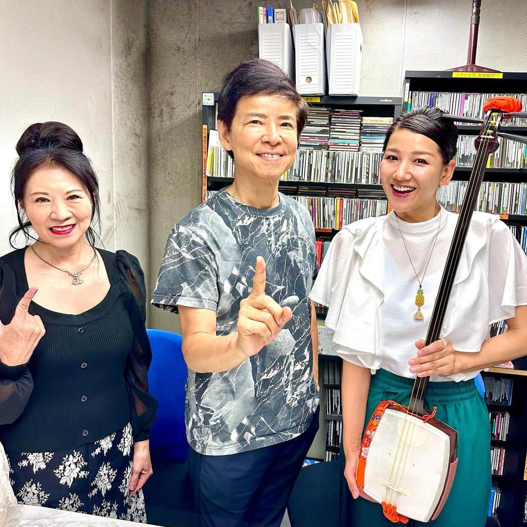 林家あずみさんのインスタグラム写真 - (林家あずみInstagram)「昨日はお昼に、かわさきFMの生放送『Dr.ナグモのごぼう茶談義　笑いで健康に』のラジオに呼んでもらいましたあああ😍  南雲先生と作詞作曲家の長谷川弓子先生に久しぶりにお会い出来て 1時間の生放送があっという間に終わってしまいました！  南雲先生からは健康の驚きの情報を放送中に聞けて、驚いたり笑ったり幸せな時間でした！  ガラスブースのスタジオからお届けでしたので 観に来て下さった方々！ありがとうございます😃🙏  #あじかんごぼう茶 #南雲吉則先生 #長谷川弓子先生 #林家あずみ」7月6日 13時52分 - kurohime424