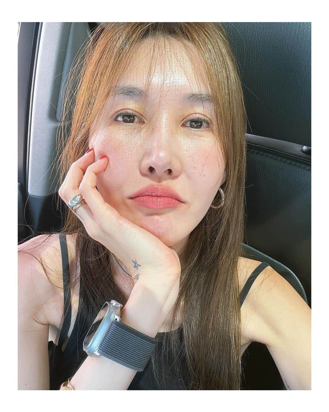 ユン・ヘジンのインスタグラム：「요즘🩵🎀  셀카를 찍어보았다..잘 나온거같다 ㅋㅋㅋㅋ 그래가 올린게 맞다..왜여.. 머여...#아님말구」