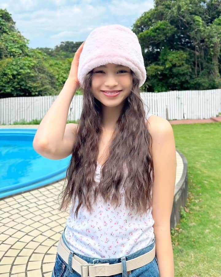 のインスタグラム：「ViVi8月号 「一枚ウワテのサマールック70」企画より 遊七のオフショットをお届け💖  マンネリしやすい夏のコーデだけど 素材や靴、カラーなどを変えるだけで 周りと差がつくルックが完成するんです✨ 詳しい情報は誌面からチェックしてみてね😘 #vivi #vivi8月号 #ブリッジマン遊七 #オフショット #オフショットムービー #夏ファッション #夏ファッションコーデ #夏服コーディネート #夏トレンド #キャミソールコーデ #ファーハット #デニムスタイル #デニムコーデメンズ #カジュアルファッション #カジュアルコーディネート」