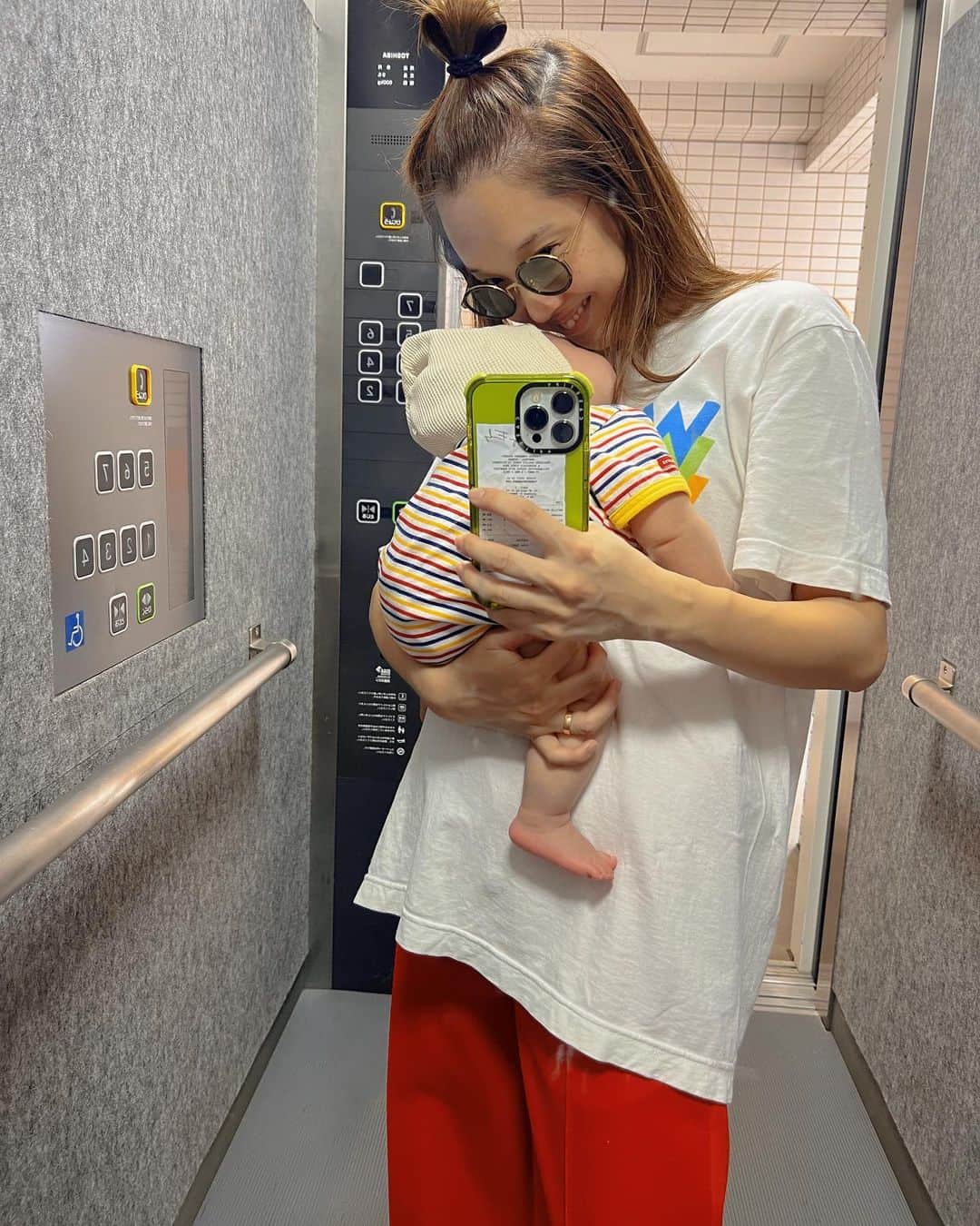 のインスタグラム：「* なんとなく色揃えがち❤️👶🏻 ・ ・ ・ ・ #赤ちゃんのいる生活#ママコーデ#ファッション#子育てママ#女の子ベビー」