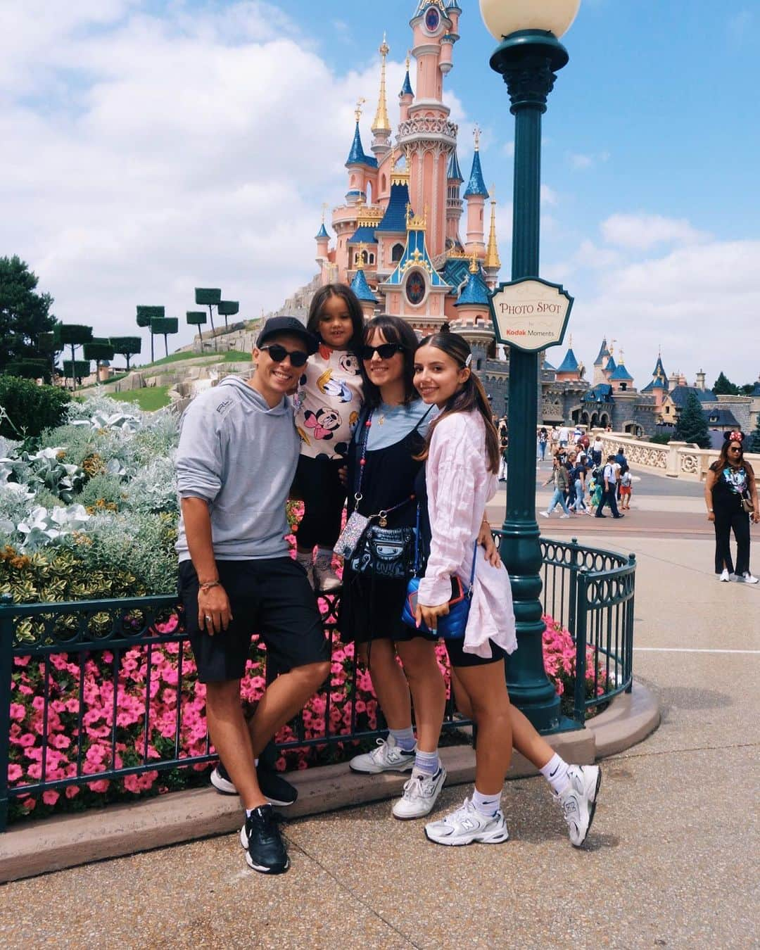 アリゼさんのインスタグラム写真 - (アリゼInstagram)「Magic everywhere ✨  #family #disney #perfect」7月6日 5時09分 - alizeeofficiel