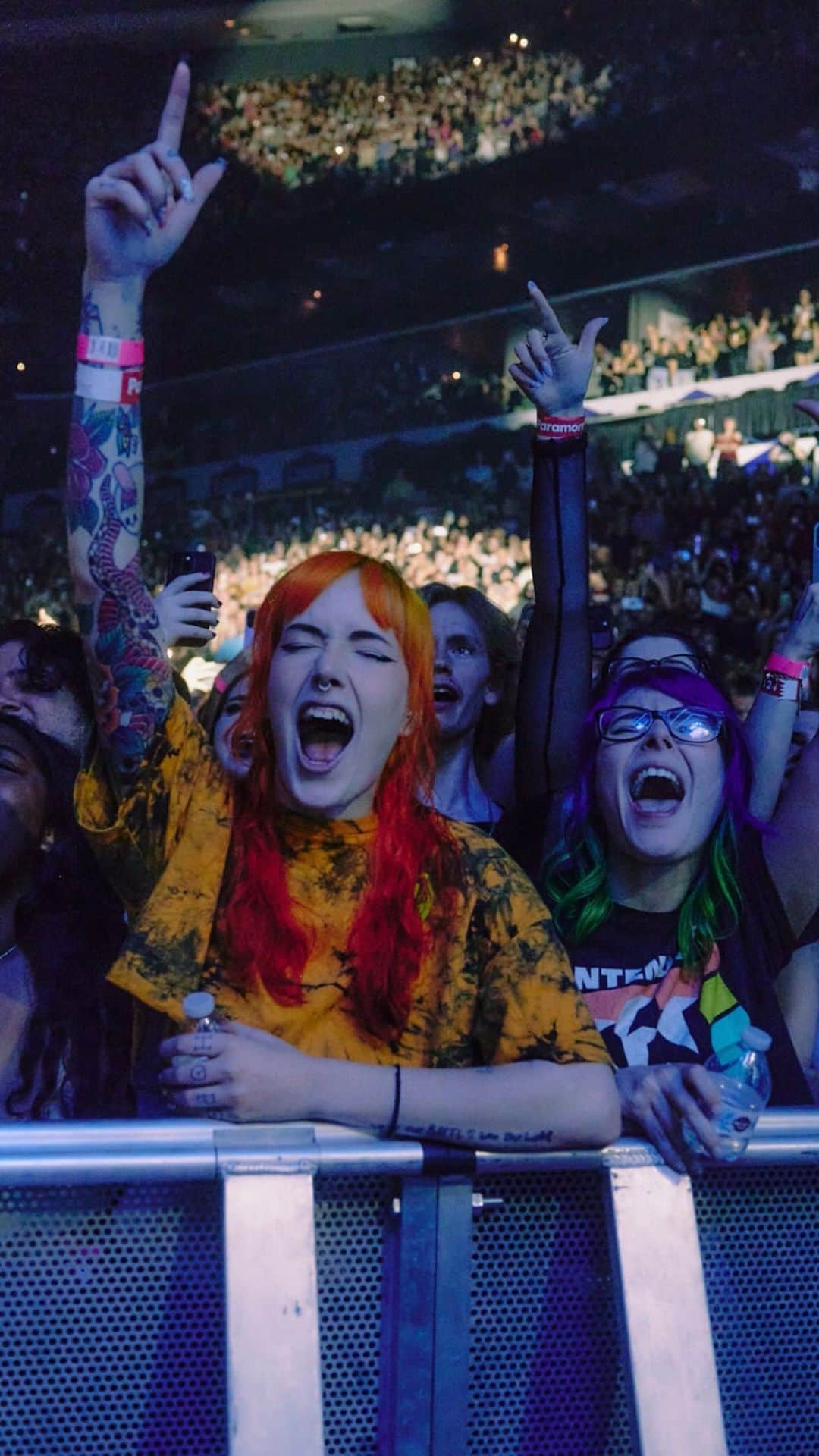 ヘイリー・ウィリアムスのインスタグラム：「Some GDY hair moments from the first leg of tour. Any favorites? ⚡️🌈   @colormebrian  @paramore  @lindseyhartman  📸: @zacharygray」