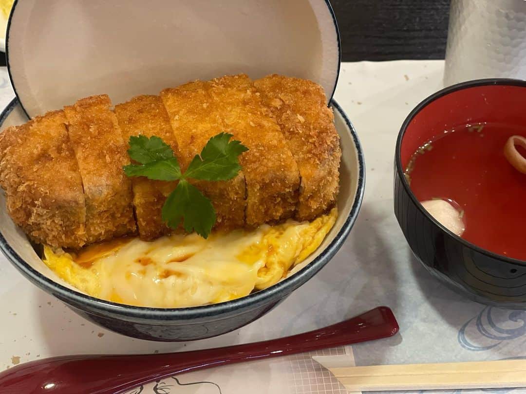 のインスタグラム：「Twitterで見つけたお店に行ってみました。 厚くて食べ応えありました！ #閉じないカツ丼  #六かつ #相模原」