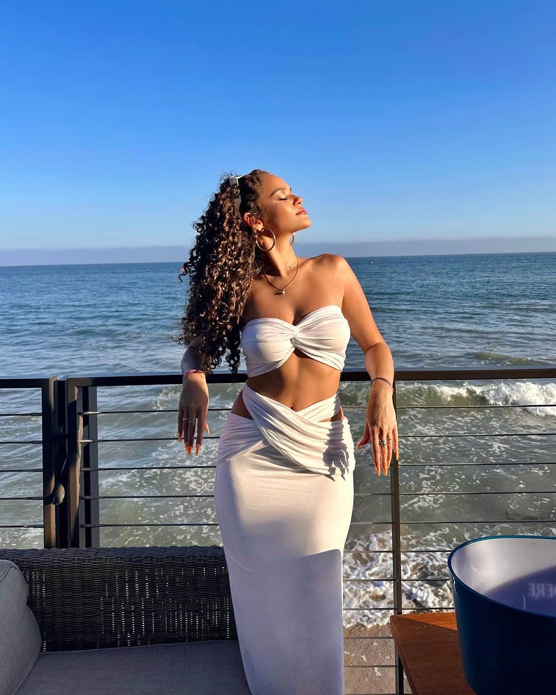 マディソン・ペティスのインスタグラム：「sky’s more blue in Malibu」
