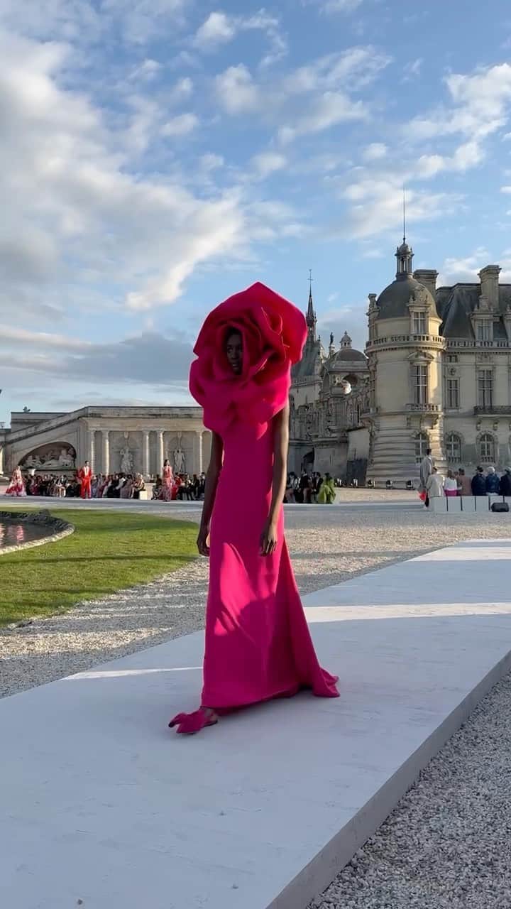 Vogue Españaのインスタグラム：「No podía haber mejor enclave para presentar la especial colección de Alta Costura de @maisonvalentino que el Château de Chantilly, un auténtico castillo de cuento.」