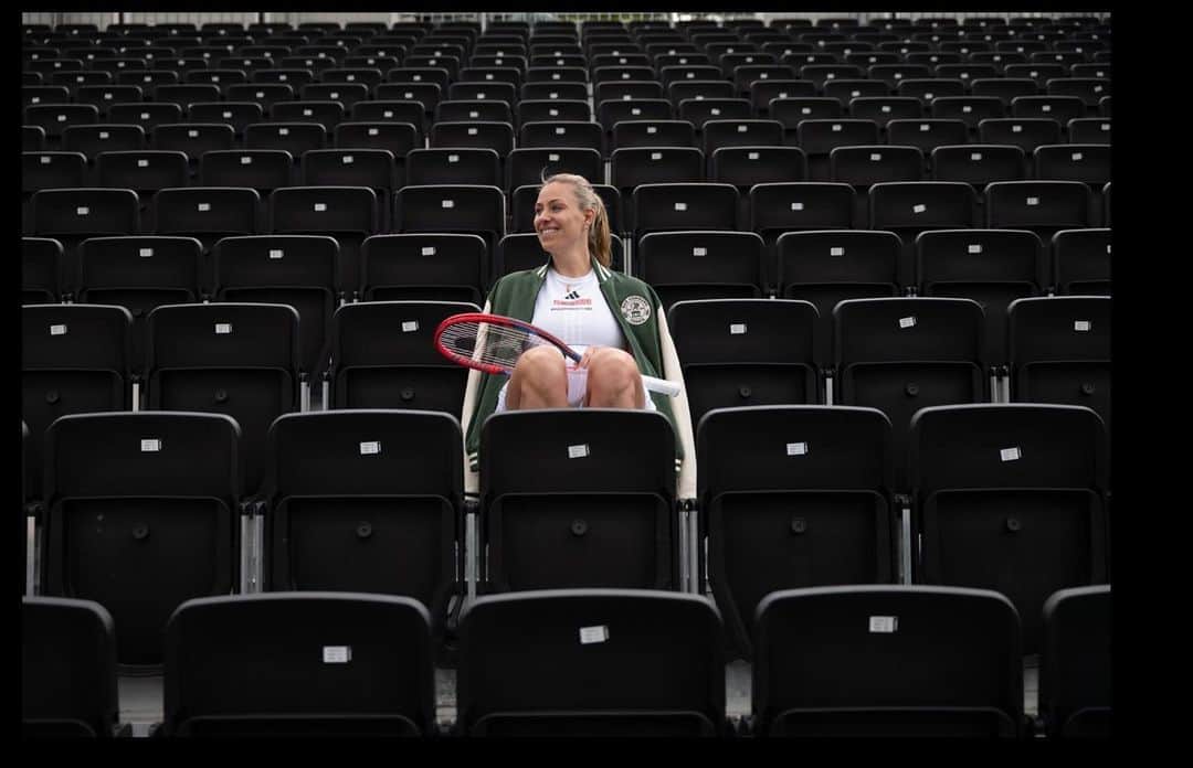 アンジェリーク・ケルバーのインスタグラム：「Taking a seat in the stands for now, but not for long... 🎾💚 @wimbledon  📸 @philippreinhard」