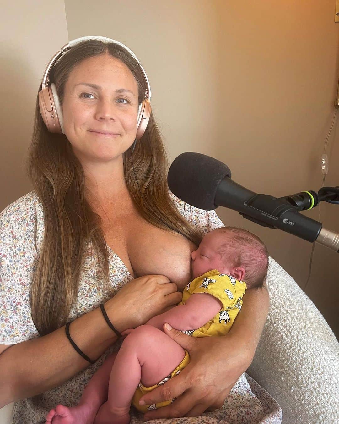 レイチェル・ブレイセンのインスタグラム：「2023 // 2017  I recorded the first ever episode of @fromtheheartpodcast - Leas birth story - when I was one week postpartum in 2017. Today, at two weeks postpartum, I sat down to share how I freebirthed Finn. It feels so big, having arrived at this place. Like I’ve just closed a cycle and also began a brand new one.   These pictures are six years apart. First, a moon. Now, a sun.  Episode is out Friday❤️🌙☀️   #birth #birthstory #pregnancy #wildpregnancy #freebirth #love」