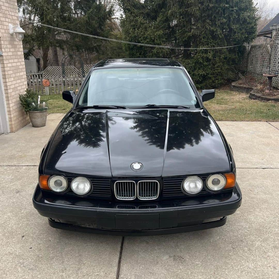 BMWさんのインスタグラム写真 - (BMWInstagram)「Bros aren't just people right? 🖤  #BMWRepost @m3nameisjosh ✌️  The 1990 BMW 5 Series.  #THE5 #BMW #E34 #BMWClassic」7月6日 5時27分 - bmw