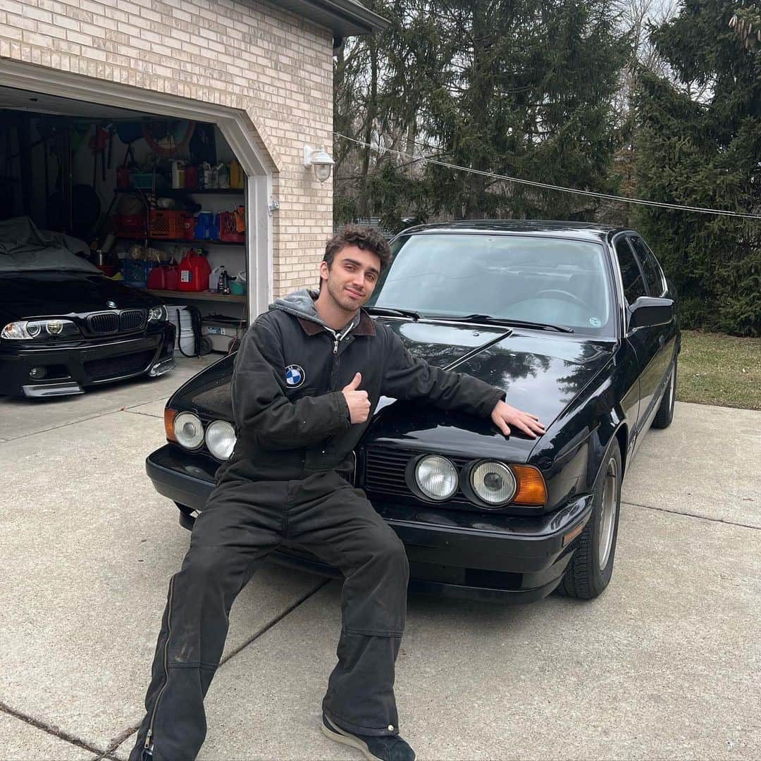 BMWのインスタグラム：「Bros aren't just people right? 🖤  #BMWRepost @m3nameisjosh ✌️  The 1990 BMW 5 Series.  #THE5 #BMW #E34 #BMWClassic」