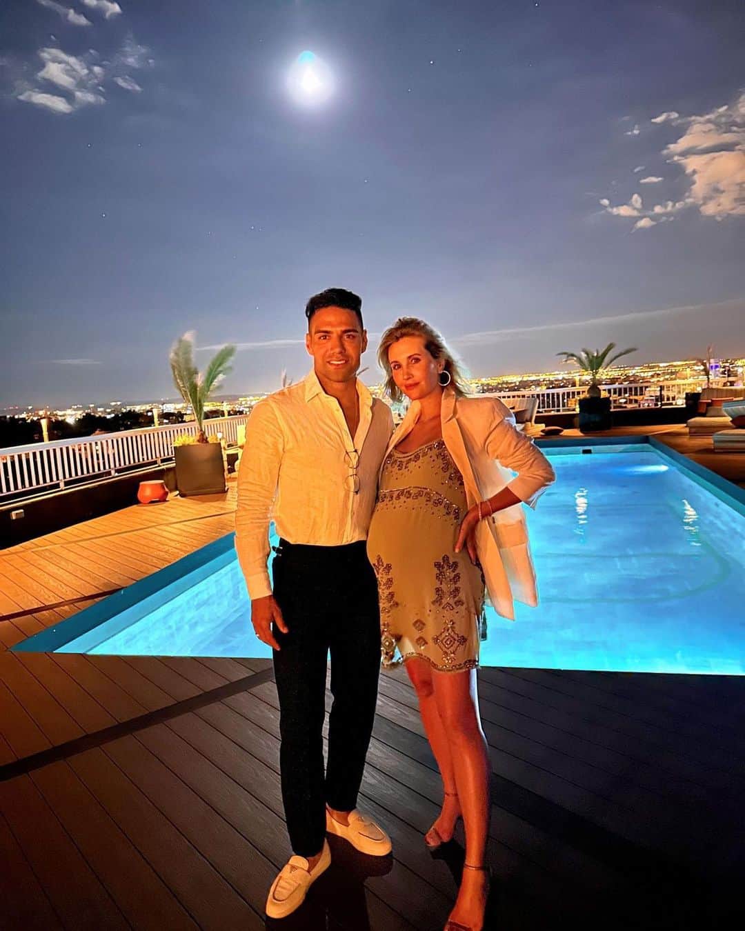 ラダメル・ファルカオのインスタグラム：「Una escapada por las noches de Madrid 🫅@loreleitaron」
