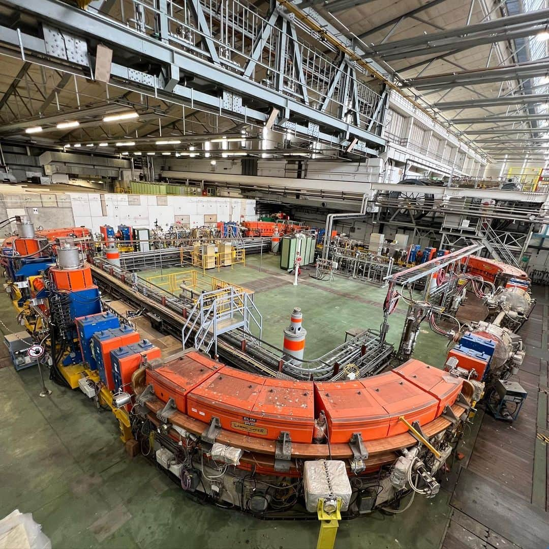 カル・ペンのインスタグラム：「Particle accelerator! And a mind-blowing conversation about Higgs Boson & quantum tunneling with new friends (who are obviously way smarter than me). Thanks Steffi, Johan, & Hollis for being so gracious & inspiring & showing me around CERN!」