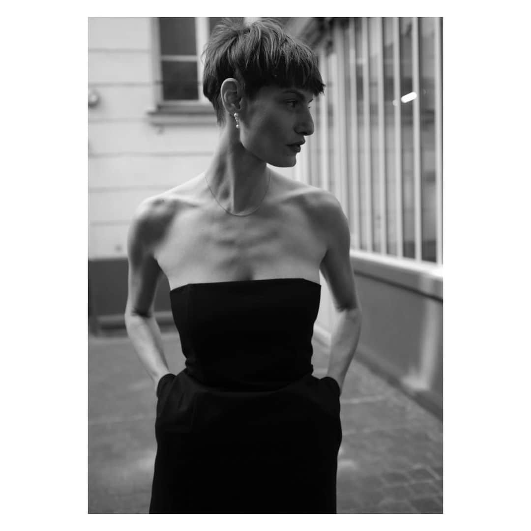 のインスタグラム：「Miss Veronika Kuntz 💛 Artist & Model for Rika Studios Paper No.6  Limited @ofrparis    Wearing Rika Studios dress Appel In coated cotton from our atelier .   Captured by @stefanarmbruster  Styling @ferdisibbelstudio  @artlistparisnewyork  Hair @nicophilippon  Make up @lauren_bos  #talentpeople #summertimeparis #ofr #rikastudiospaper」