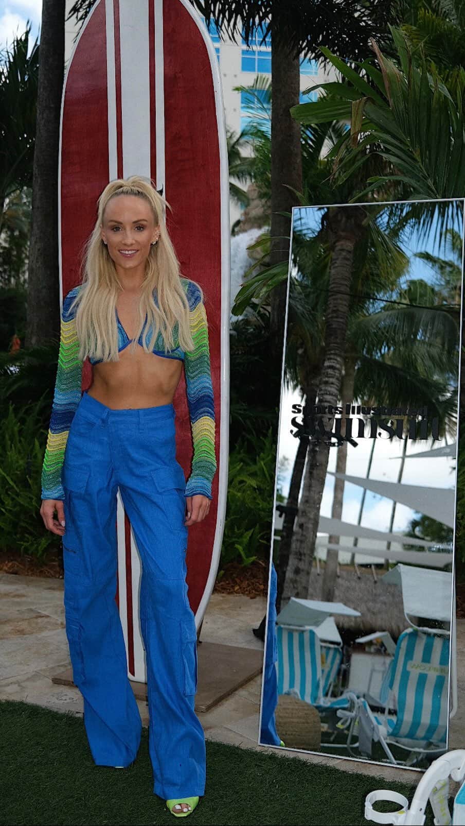 ナスティア・リューキンのインスタグラム：「Here’s a styling hack to tailor any pant with just ONE safety pin 🧷 Recreating the look I wore to @si_swimsuit launch week! #stylinghacks #instagramfashion #clothinghacks #siswimweek #siswim #safetypin #safetypinhack #tailoring」