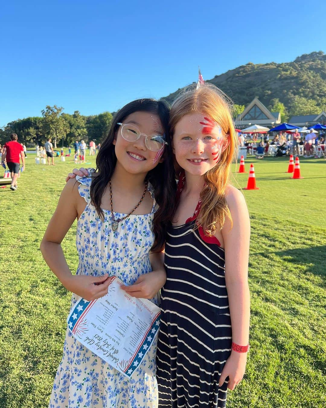 サラ・ドリューさんのインスタグラム写真 - (サラ・ドリューInstagram)「Obligatory 4th dump!! Happy 4th!! Also— Hannah made her jumper out of a pair of old maternity pants I was trying to get rid of- We pinned a red bandana to hold it up- and boom- perfect Fourth of July outfit!」7月6日 5時39分 - thesarahdrew