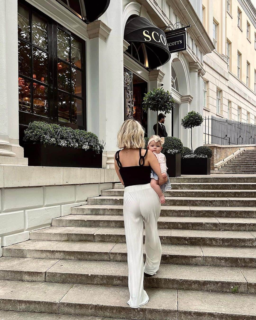 Mollie Kingのインスタグラム：「Annabella’s first girly lunch 🤍」