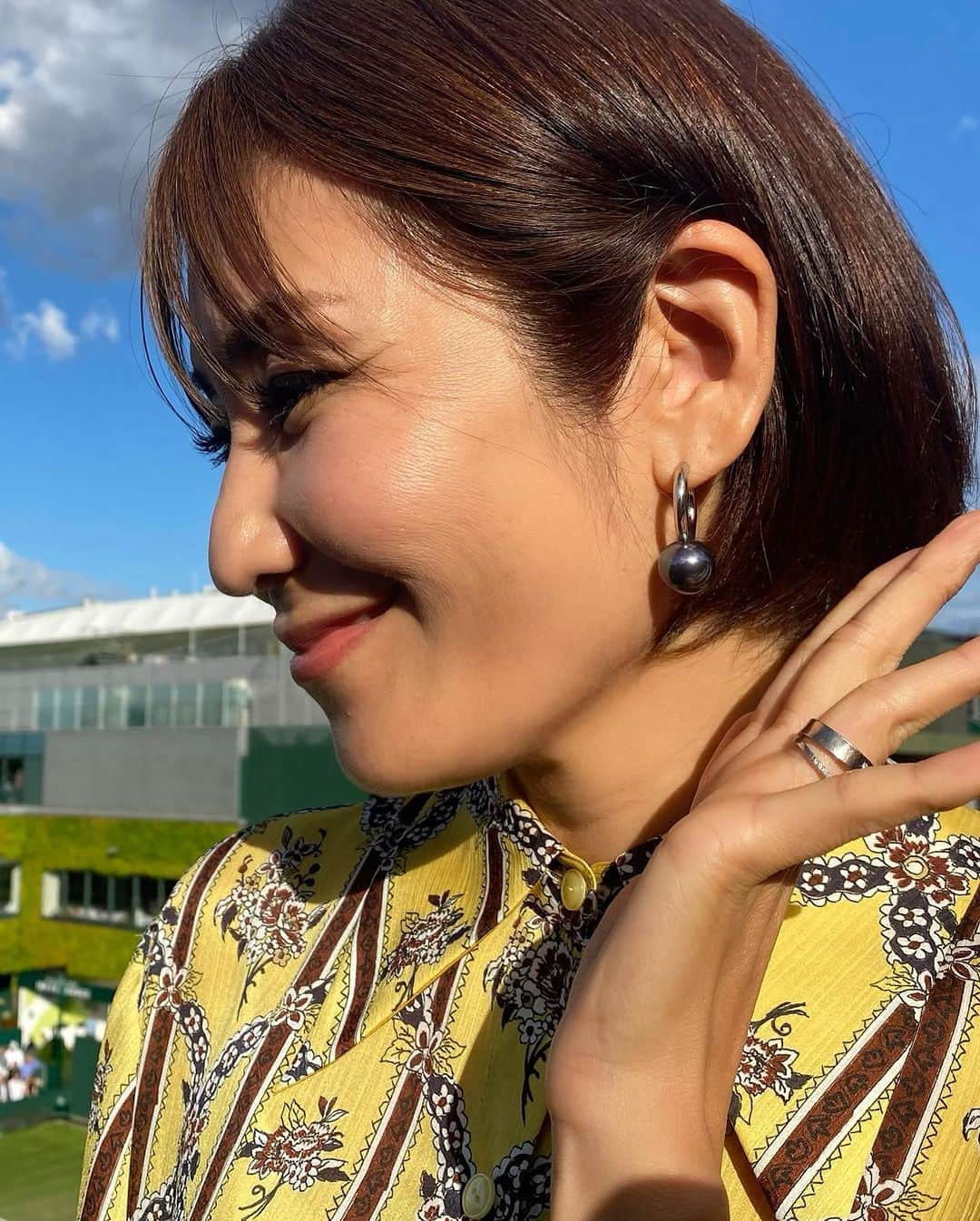 森上亜希子さんのインスタグラム写真 - (森上亜希子Instagram)「今日も雨での中断が2,3回あり選手にとっては調整が難しい日になってしまいました。  さて、今日は日比野選手、ダニエル選手、島袋選手、望月選手が残念ながら敗退してしまいました。 これでツアーが終わるわけではなく、これから後半戦が始まります！ アメリカのハードコートシーズンを楽しみしています！  綿貫選手は第一セット、第二セットを取られてしまいましたが、第3セットは5-2とリードした所で日没サスペンデッドとなりました。 頑張れ〜🔥  本日の衣装です。 とっても素敵な柄でウィンブルドンのこの背景にもマッチしていました。  Styling by @mari_takarada   Tops、Bottomsともに @keitamaruyama   pierce @stellarhollywood   shoes zara (スタイリスト私物)  #wimbledon  #nhk #解説者 #tennis #tennisplayer #衣装紹介 #mikihouse」7月6日 5時57分 - akiko_morigami