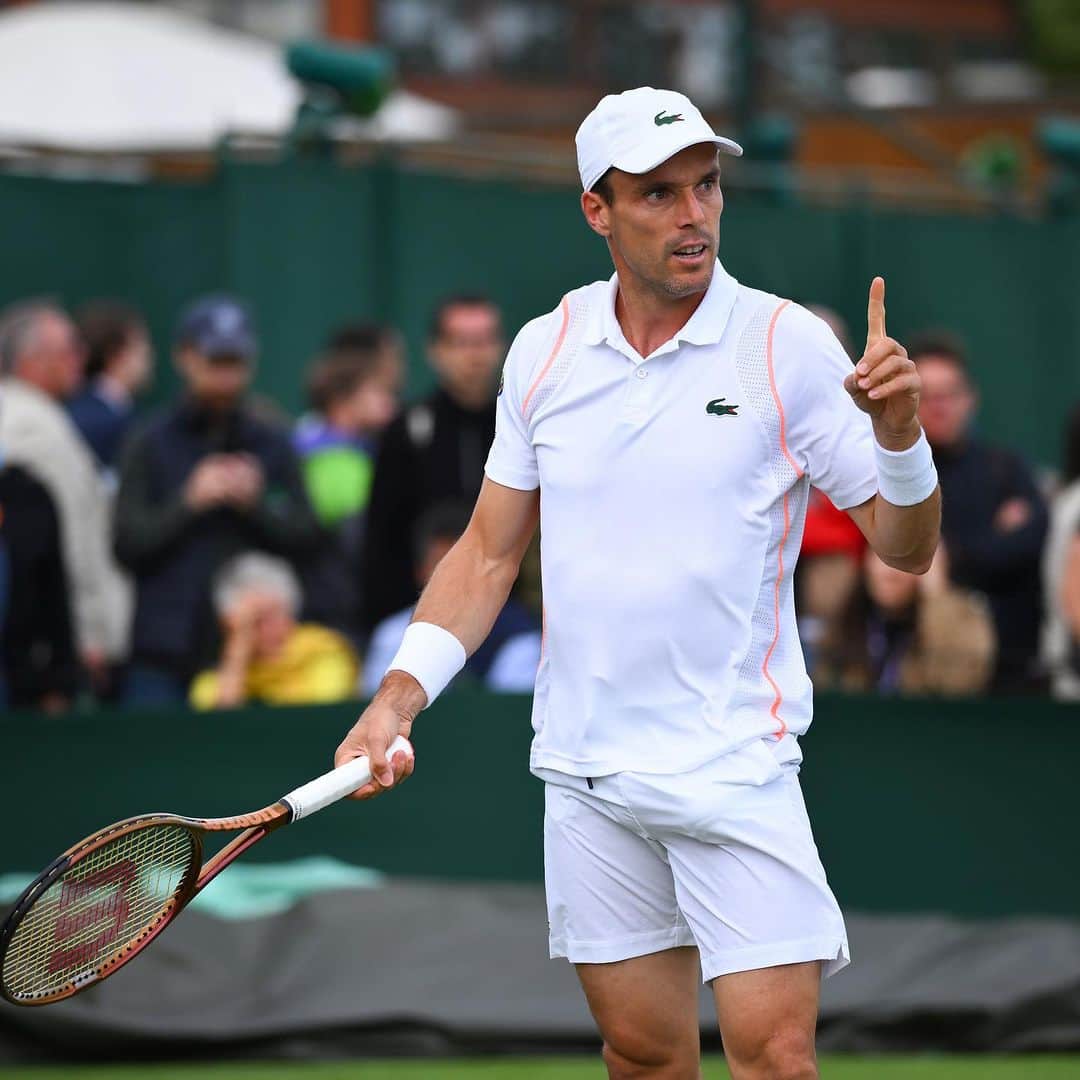 ロベルト・バウティスタ・アグートのインスタグラム：「☝🏽Ni como quería empezar ni, mucho menos, como quería irme de @wimbledon - Toca buscar lo positivo de estos días grises  ☝🏽Not the way I wanted to start and finish at @wimbledon - Time to find the light between the clouds  📷 @wimbledon @atptour @gettyimages #PatrickSmith」