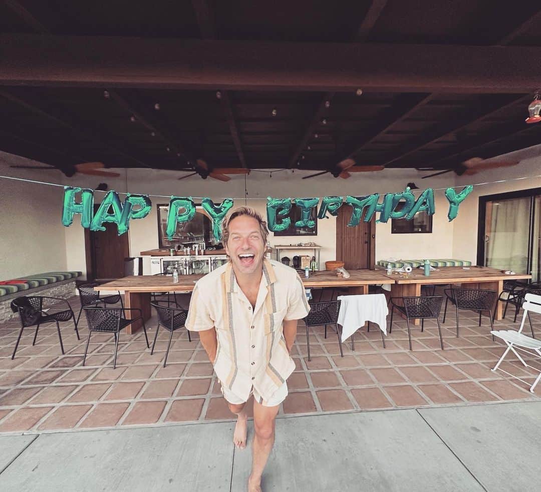ライアン・ハンセンのインスタグラム：「Birthday Boi. 🥳  Forty Freaking Two! 😳  I’d like to take this moment to thank @nintendoamerica for making Zelda TOTK and obvi BOTW. Just thank you.」