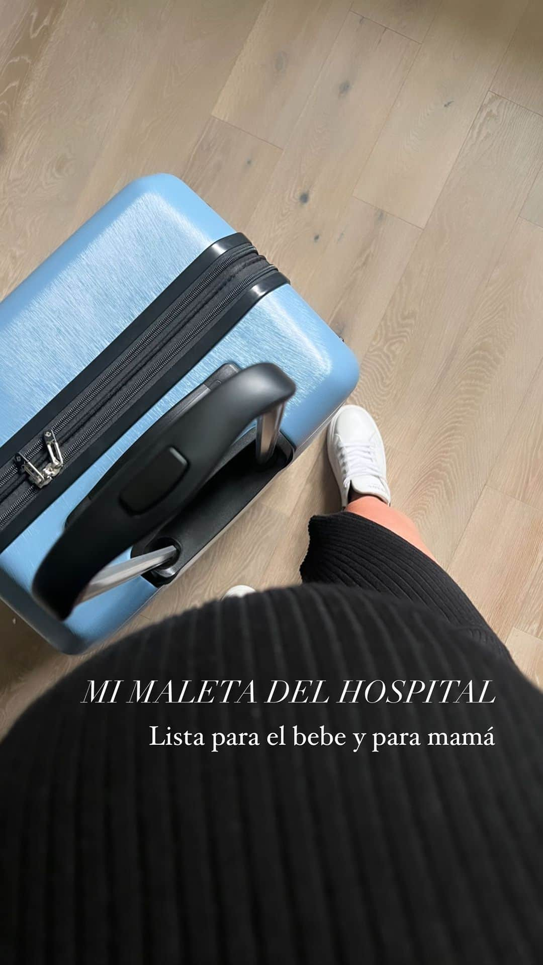 ステファニア・フェルナンデスのインスタグラム：「Mi maleta del hospital 🏥😜 cada mami lo adapta a su experiencia y necesidades. Esta es completamente diferente a mi primera maleta. Ya tengo la experiencia de Liam y se en lo que me quede corta en esa ocasión.   Les dejo con cariño mi lista:   Hospital bebe:  Bebe: 3 - 4 cambios tejidos.  Cobijas 2  Pañales y crema.  Toallitas húmedas. Mantas x3 Pijamas x3 (de cierre son mas fáciles de caminar) Ropa de cuna. Opcional. Tetero, leche y chupón, gorritos, medias y guantes.  Hospital mamá:  Carpeta con record médico.  Cargador de teléfono/cámara  Pads de lactancia Pijamas 3 (Grandes con aberturas en el medio para la lactancia)  Brasier de lactancia.  Toallas Sanitarias (grandes)  Panties postparto (venden unas desechables)  Artículos de aseo personal (cepillo de diente, crema, shampoo, peine, cremas para la piel etc) Pantuflas. Ropa para salir de la clínica.  Bálsamo para los pezones. Almohada, cobijas y toalla de baño. Medias.  Opcional: Maquillaje básico (para las mamis que quieren vivir el momento coquetas)   Espero les funcione esta recomendación 😘」