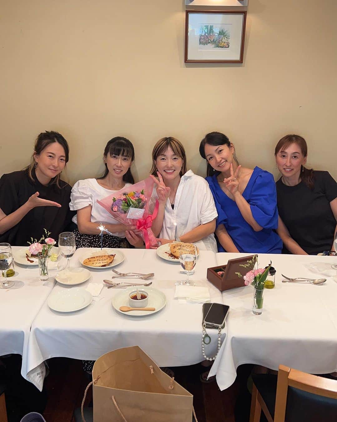 甘糟記子さんのインスタグラム写真 - (甘糟記子Instagram)「火曜日、ママ友のお誕生日お祝いを五反田のレアールにて\(//∇//)\  息子殿が幼稚園の時から通ってるよ(o^^o) 美味しくて、雰囲気も素敵で、ベビーカーもオッケーで、子供にも優しくて、大好きなレストラン(๑>◡<๑)  今回も色々変更、変更だったのに親切に対応していただき感謝感謝です(〃ω〃)  そしてデザートプレートと一緒にオルゴールも添えてくださいました。 今どきのバースデーソングをスピーカーでかけるのもいいけど、オルゴールから流れる小さな澄んだ音がとっても優しくて、、、、 なんか癒されました\(//∇//)\  レアールは、割と1人のお客様もいて、 私もいつか1人でのんびり行ってみよ╰(*´︶`*)╯♡ ちょっとそういうのに憧れちゃうような雰囲気のレアールでした！  2人ともおめでとう〜(๑>◡<๑)  #五反田グルメ#フレンチ#ビストロ#レアール#お誕生日お祝い#おめでとう#女子会#ママ友」7月6日 6時20分 - norihey924