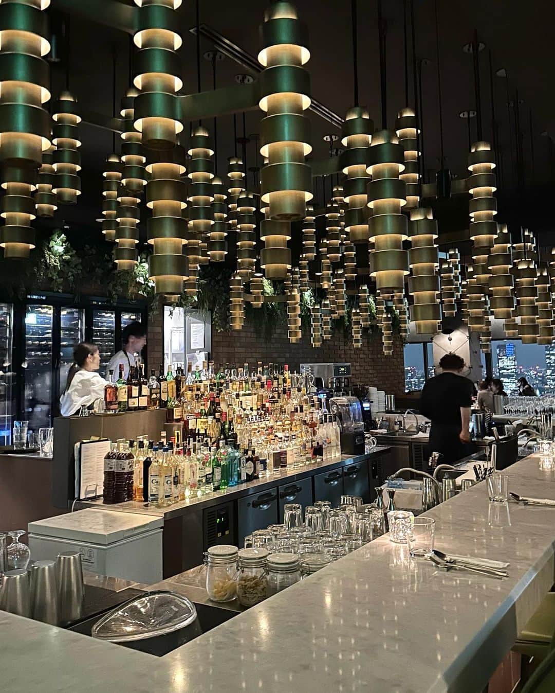 大桃美代子さんのインスタグラム写真 - (大桃美代子Instagram)「オーストラリア発のモダンアジアン料理ロングレイン。  お店の名前が今の時期にぴったり。  @longraintokyo   ライトが印象的な店内に、  恵比寿のガーデンプレイス３９階の眺めが凄い。  東京タワーに新宿のNTTタワーまで。  乾杯はノンアルコールのスパークリング。  フルコースの９品は野菜が多めパクチー多めで、  タイ料理テイストに大満足。  青いジャスミンライスにライムをかけたら、ピンクに！  リトマス反応にやられました。  夕暮れから、夜景に変わっていく様子がまたプライスレス。  窓際、おすすめです。  テンションあがる店内で、  幹細胞から億女を作る方法までお話しできて、  楽しかったです。  ほぼ予祝。  景色最高。  また行きたいアジアシュージョン。  ガーデンプレイス、やっぱりいいですね。  #longrain #タイ料理 #恵比寿グルメ #東京ランチ #恵比寿ガーデンプレイス #モダンアジア#オーストラリア発#PR#」7月6日 6時12分 - miyoko_omomo