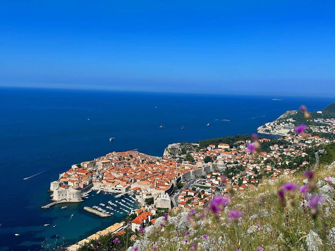 新田朝子のインスタグラム：「To file into my first page of summer memories 2023 and its closure to the series of pictures in Dubrovnik :)  Highly recommend taking the pic in the morning there☀️  #travelphotography #lovetravelling #croatiatravel #croatia #duvrovnik #adriaticsea #worldheritagesite #june2023   #ヨーロッパ #ヨーロッパ旅行 #海外在住 #海外旅行好きな人と繋がりたい #クロアチア #ドブロブニク #アドリア海 #世界遺産 #🇭🇷」