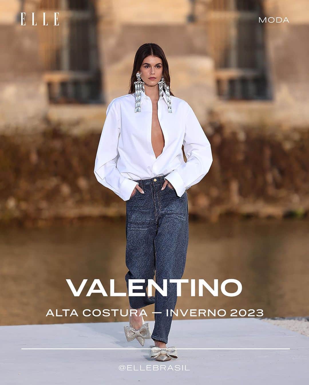 ELLE Brasilのインスタグラム：「Desde que assumiu a direção criativa da @maisonvalentino em carreira solo, em 2016, Pierpaolo Piccioli fez da alta-costura o momento do ano mais especial para a casa italiana. Pode parecer obviedade dar mais atenção à couture, mas acontece que foi nessa semana (a mais tradicional do calendário, para não dizer a mais conservadora) que ele passou a colocar os artesãos do ateliê em destaque, a questionar a falta de representatividade negra ou a desfilar mais meninos, uma vez que a alta moda sempre foi estritamente feminina. É justamente na couture onde ele rompe com o passado e ajusta o futuro.   Logo, a sua apresentação de hoje, 05.7, não poderia deixar de ter um statement. Afinal, não dá para interpretar de maneira diferente Kaia Gerber abrir o desfile com camisa branca, um par de jeans e flats nos pés. Isso mesmo, algo como aquele look de pegar o metrô. De acordo com o estilista, a coleção "Un Château", desfilada nos jardins do Château de Chantilly, aproveita a locação, símbolo de exclusividade e elitismo, para mostrar roupas que representam uma "nova igualdade, onde se celebra a beleza, a singularidade e a liberdade".   O passo parece maior do que a perna, uma vez que ainda estamos falando de peças que custam cifras altíssimas, mas, dentro de um contexto tão restrito, faz sentido. E ele é bem sucedido. A tal da liberdade aparece principalmente na modelagem. Existe uma ideia geral de relaxamento nos looks, mais fluidos, como os longos assimétricos, os vestidos de moulage, que nunca apertam, se deitam sobre o corpo, e também no caso dos homens que aparecem de peito aberto, cobertos por uma capa e usando calças de alfaiataria mais largas. É quase possível sentir a brisa batendo no modelo, o tempo em outro compasso, assim como quando contemplamos uma obra de arte.   Não se trata de exagero. A roupa de Piccioli lembra mesmo uma colagem de Matisse, conectada com formas abstratas e cores vivas. De novidade, vale dizer que há mais texturas, como as que aparecem nos casacos felpudos, nos vestidos vazados, lembrando renda, e na série de bordados metálicos. Mas é a constância em impressionar que faz o trabalho de Piccioli admirável. (via @gabrielhmonteiro) #ELLEnacouture」