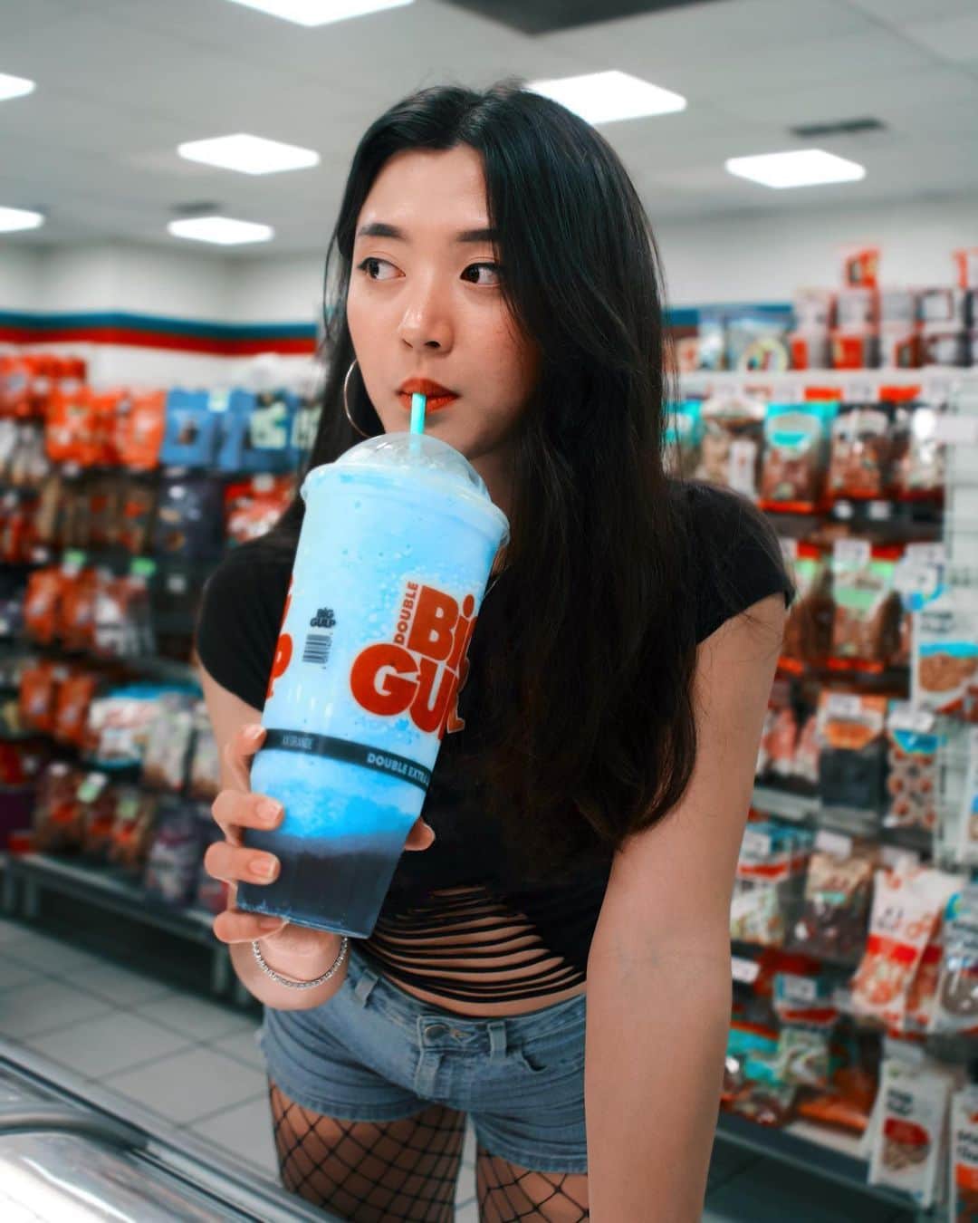 7-Eleven USAのインスタグラム：「drop a 😈 if ur a Slurpee drink in a Big Gulp cup fan #OnlyAt7ELEVEn   📸@photographbyjoy Model: @anna.yhwe」