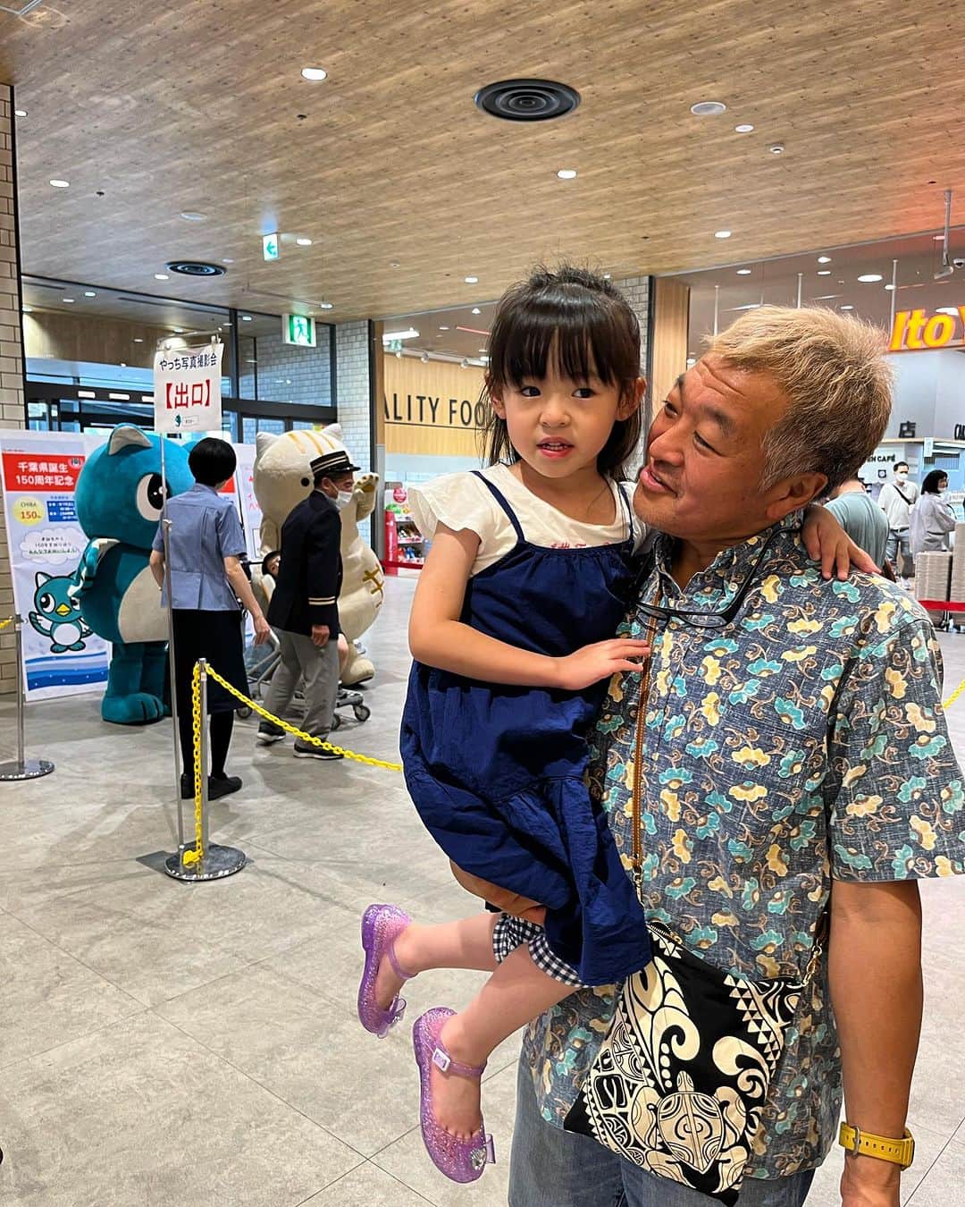 古本新乃輔のインスタグラム：「いやはや、 編集ネタをダウンロード待ちの間、 しばし写真フォルダを見ると、  娘の写真ばかりを探してしまいます。  以前もアップしたのかな？ 先日のヤッチとの記念写真。  一番乗りで撮影ができ、 緊張から少し解れた顔つきがたまりません。  今のウチに たくさん甘えて下さい。  パパ、ママ、 ずっと、ずっと抱きしめているよ。  と！ 言いたくなる一枚、なのでした。  #親バカ ですみません。 m(_ _)m  #イクメン #子育て #古本新乃輔」