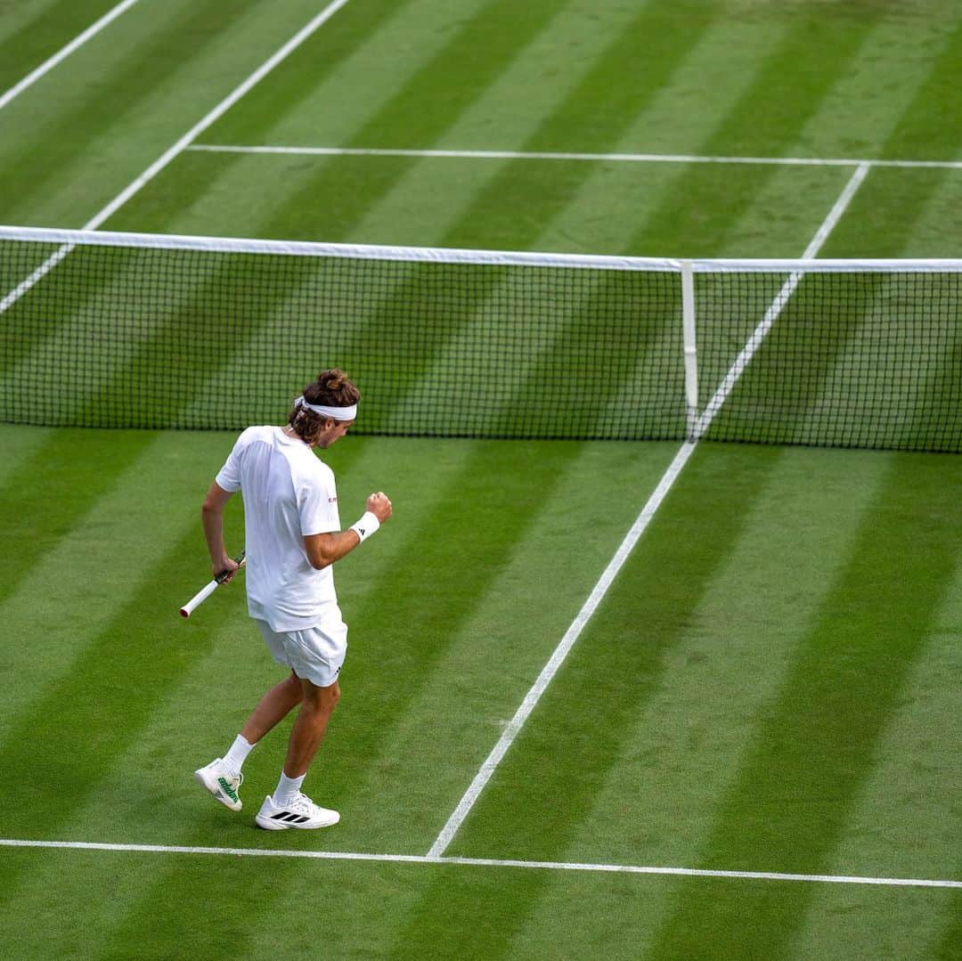 ステファノス・シチパスのインスタグラム：「Great day, great match! 💪 Step by step.  A big round 2 next! @wimbledon」