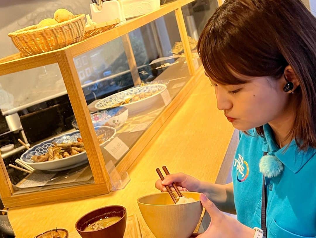篠原梨菜さんのインスタグラム写真 - (篠原梨菜Instagram)「#早朝グルメ 東京・椎名町駅近く おばん菜スタンドふじなへ！(〜朝5時) 6〜8品のおばん菜を日替わりで。 選べるおばん菜3種ごはんセット😋今日のスープは豚汁！ ご飯が進む夏野菜の肉巻き。さっぱり頂くガリしそ〆さば。甘辛いてりマヨチキン！これで暑さに負けない！ #朝5時の美味time #thetime_tbs #おばん菜スタンドふじな #椎名町グルメ  #おばん菜3種ごはんセット #夏野菜の肉巻き #ガリしそ〆さば #てりマヨチキン #tbs」7月6日 6時19分 - shinorinatbs